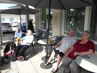 Keväinen hetki terassilla.