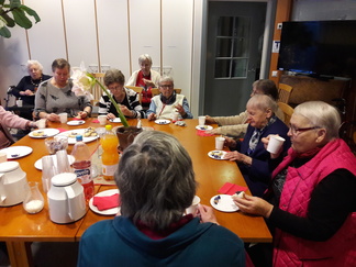 Kahvittelua ryhmätilassa.