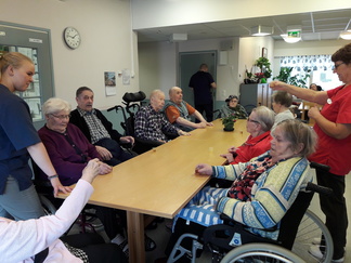 Kahvihetki ryhmäkodilla.